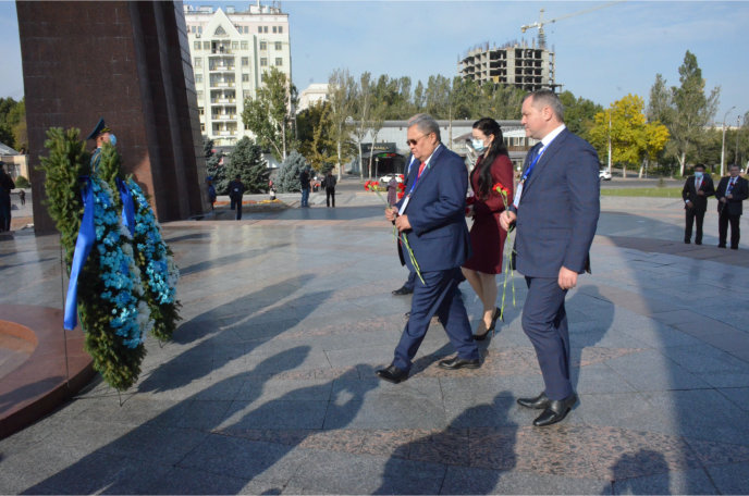 Депутаты государств СНГ приняли участие в торжественной церемонии у Памятника Победы