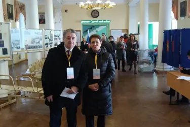 Эльмира Ахундова и Михаил Забелин на избирательных участках