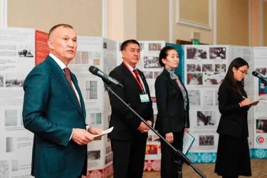 Председатель ЦИК Республики Казахстан Б. Имашев открывает выставку, посвященную развитию выборной системы Казахстана