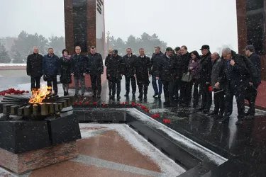 Международные наблюдатели от МПА СНГ возложили цветы к мемориальному комплексу 