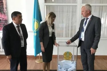 Юрий Дорогокупец и Адхам Шадманов посетили избирательные участки в Республике Казахстан