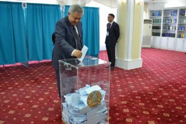 Полномочный представитель Парламента Республики Казахстан Асхат Нускабай проголосовал на выборах Президента Республики Казахстан