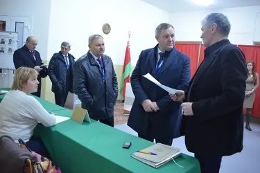 Абдуджаббор Азизи, Хисрав Абдуназар, Дмитрий Кобицкий и Виктор Когут на избирательном участке