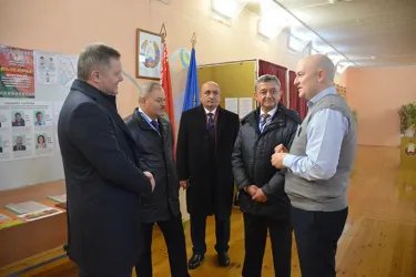 Абдуджаббор Азизи, Хисрав Абдуназар, Дмитрий Кобицкий и Виктор Когут на избирательном участке