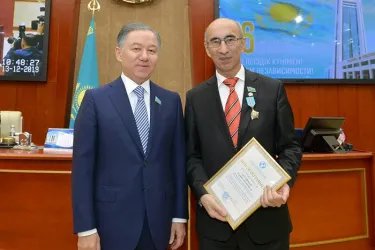 Председатель Мажилиса Парламента Республики Казахстан Нурлан Нигматулин вручил награды депутатскому корпусу