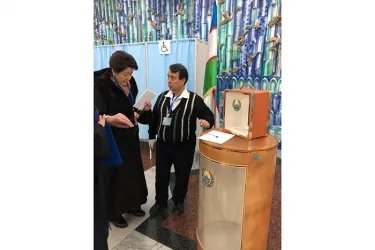 Гульмира Исимбаева  на избирательном участке