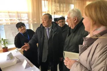 Ербулат Мукаев и Айдын Джафаров на избирательном участке