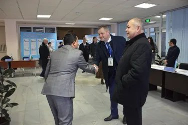 Ильяс Умаханов и Дмитрий Кобицкий на избирательном участке