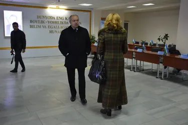 Ильяс Умаханов и Екатерина Голоулина на избирательном участке