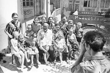 Семья Шаахмеда Шамахундова, узбекского кузнеца, который во время войны и в первые послевоенные годы усыновил 15 детей-сирот разных национальностей, стала для всего Советского Союза символом сердечной отзывчивости и деятельной любви