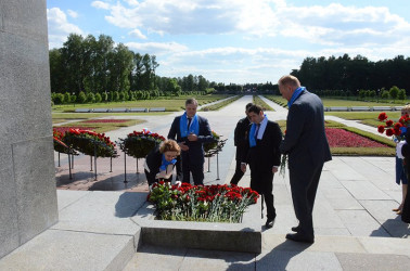 Представители Межпарламентской Ассамблеи СНГ возложили цветы на Пискаревском мемориале, 22.06.2020