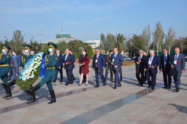 Возложение цветов_Монумент Победы_Бишкек_3.10.2020