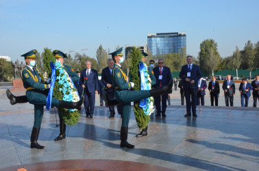 Возложение цветов_Монумент Победы_Бишкек_3.10.2020