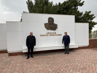 Казахстанская делегация на могиле Айтматова
