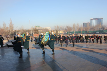Возложение цветов к Мемориалу Победы в Бишкеке, 09.01.2021