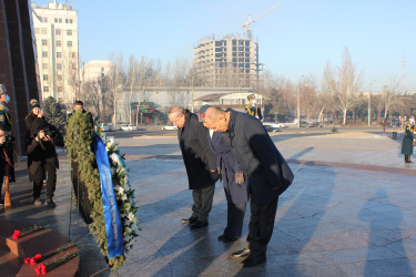 Возложение цветов к Мемориалу Победы в Бишкеке, 09.01.2021