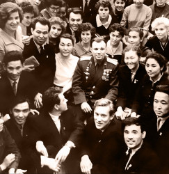 С казахстанской делегацией (в верхнем ряду по центру Нурсултан Назарбаев) на XIV съезде ВЛКСМ в Москве. Апрель 1962 г.