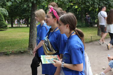 Дети Содружества в Петергофе и Кронштадте