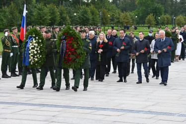 Возложение цветов на Пискаревском мемориале. 8 сентября 2021.