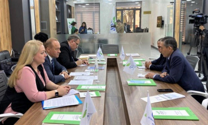 Встреча наблюдателей с представителями партий, выдвинувших кандидатов на выборах Президента Узбекистана