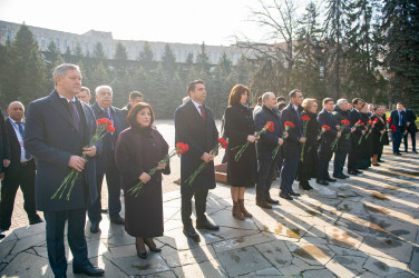 Возложение цветов в память о погибших казахстанцах. Алматы, 29 марта 2022