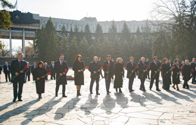 Возложение цветов в память о погибших казахстанцах. Алматы, 29 марта 2022
