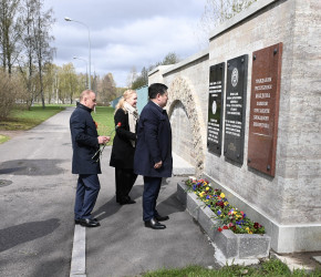 Делегация МПА СНГ приняла участие в церемонии возложения цветов на Пискаревском мемориале