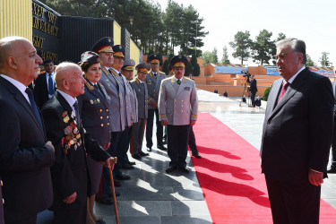 Президент Республики Таджикистан Эмомали Рахмон в парке Победы в Душанбе. 9 мая 2022