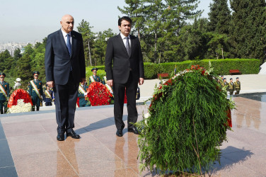 Главы верхней и нижней палаты парламента Таджикистана Рустами Эмомали и Махмадтоир Зокирзода у монумента в парке Победы в Душанбе. 9 мая 2022