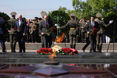 Премьер-министр Армении Никол Пашинян, Президент Ваагн Хачатурян и Председатель парламента Ален Симонян у Вечного Огня в Ереване. 9 мая 2022