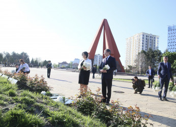 Председатель Парламента Молдовы Игорь Гросу и премьер-министр Наталья Гаврилице на Мемориальном комплексе «Вечность». Кишинев, 9 мая 2022