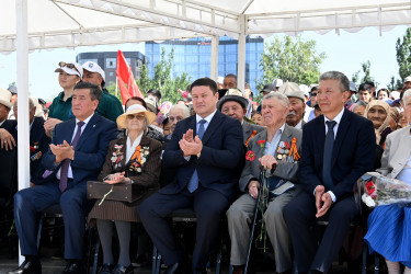 Торага Жогорку Кенеша Кыргызской Республики Талант Мамытов с ветеранами. Бишкек, 9 мая 2022