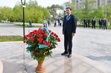 Председатель Мажилиса Парламента Казахстана Ерлан Кошанов у монумента дважды Герою Советского Союза Талгату Бегельдинову. Нур-Султан, 9 мая 2022