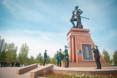 Председатель Сената Казахстана Маулен Ашибмаев у памятника Бауыржану Момышулы. Нур-Султан. 9 мая 2022