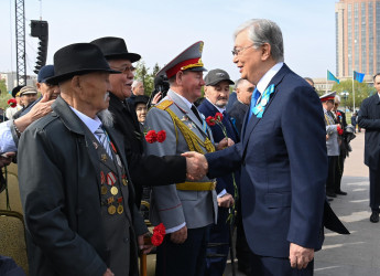 Президент Казахстана Касым-Жомарт Токаев с ветеранами у монумента «Отан Ана». Нур-Султан, 9 мая 2022