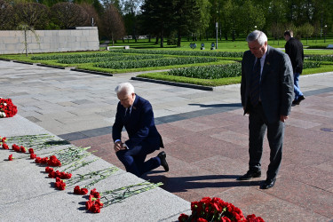 Белорусские парламентарии возложили цветы на Пискаревском мемориальном кладбище