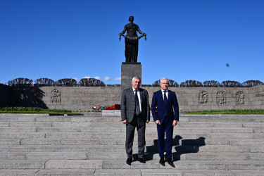 Белорусские парламентарии возложили цветы на Пискаревском мемориальном кладбище