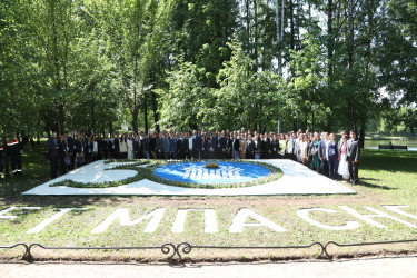 Цветник в честь 30-летия МПА СНГ в Таврическом саду. 9 июня 2022
