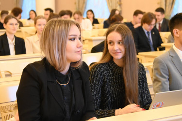 В Таврическом дворце начала работу вторая международная молодежная парламентская школа