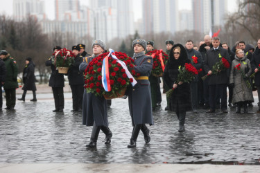Валентина Матвиенко возложила цветы к Монументу героическим защитникам Ленинграда. 18 января 2023
