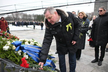 На Пискаревском мемориале состоялась торжественно-траурная церемония в день годовщины освобождения Ленинграда от блокады
