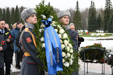 На Пискаревском мемориале состоялась торжественно-траурная церемония в день годовщины освобождения Ленинграда от блокады