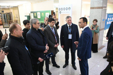Глава Сената Парламента Казахстана Маулен Ашимбаев и наблюдатели от МПА СНГ на избирательном участке в Астане. 19 марта 2023