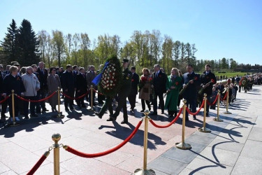 Делегация МПА СНГ приняла участие в церемонии возложения цветов на Пискаревском мемориале 