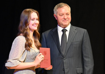 Дмитрий Кобицкий вручил дипломы выпускникам Герценовского университета