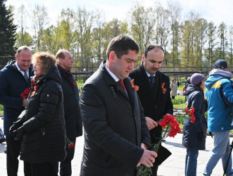 Делегация МПА СНГ приняла участие в церемонии возложения цветов на Пискаревском мемориале