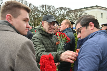 На Пискаревском мемориале почтили память блокадников и защитников Ленинграда