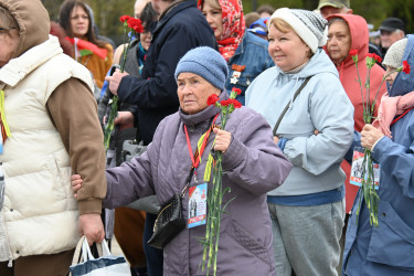 На Пискаревском мемориале почтили память блокадников и защитников Ленинграда