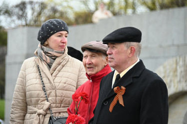 На Пискаревском мемориале почтили память блокадников и защитников Ленинграда