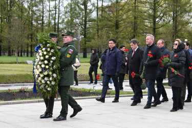 На Пискаревском мемориале почтили память блокадников и защитников Ленинграда